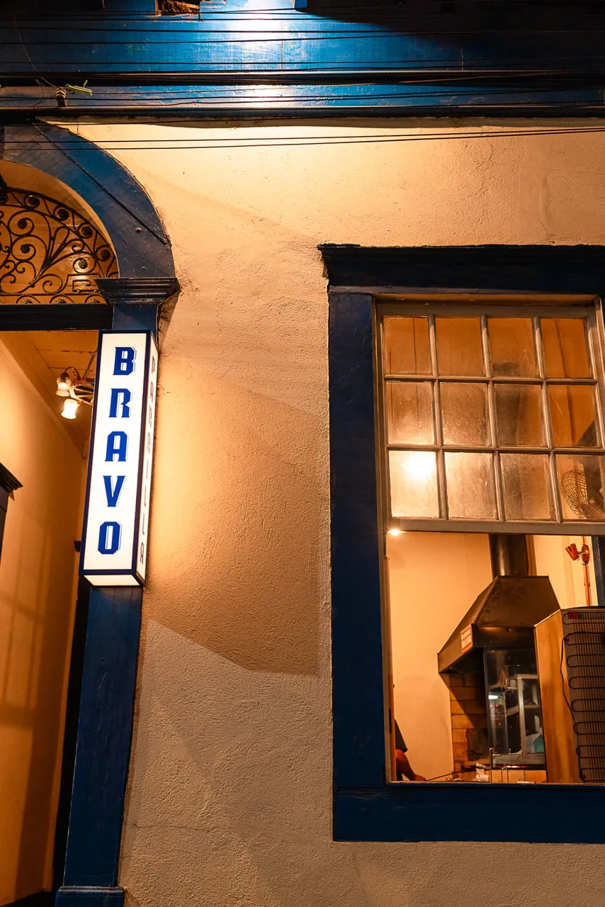 Fachada do casarão do Bravo Parrilla com entrada e identidade azul