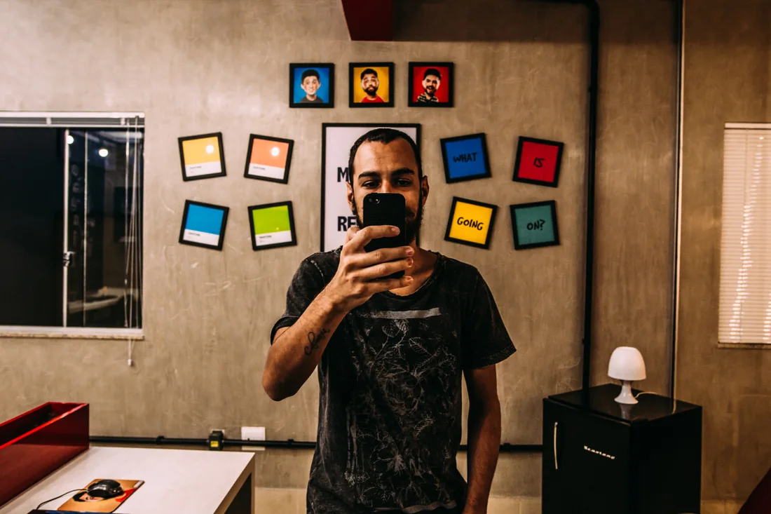 Matheus Tameirão no escritório da Black12